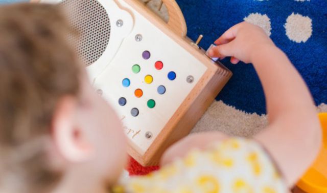Un enfant contrôle le volume de la musique