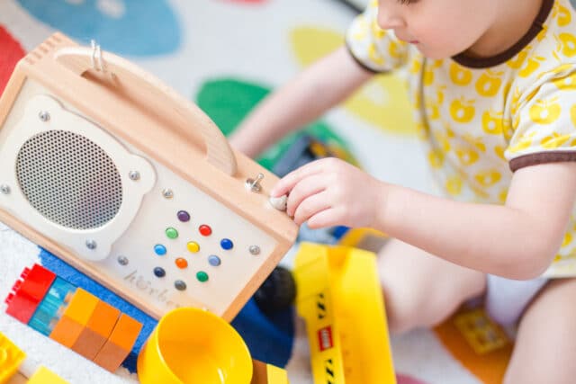 Ein Kind mit seinem Kindermusikspieler