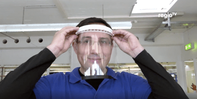 Rainer Brang mit Gesichtsschutz aus PVC