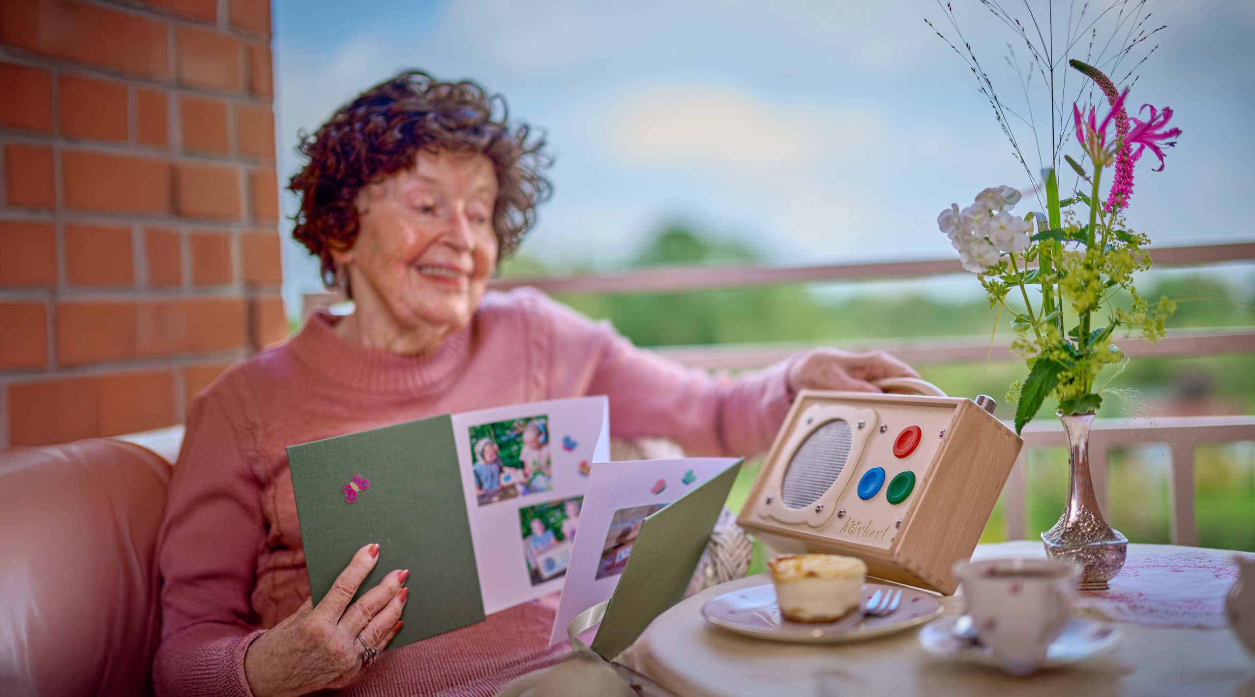 Dame âgée avec un hörbert à 3 boutons.