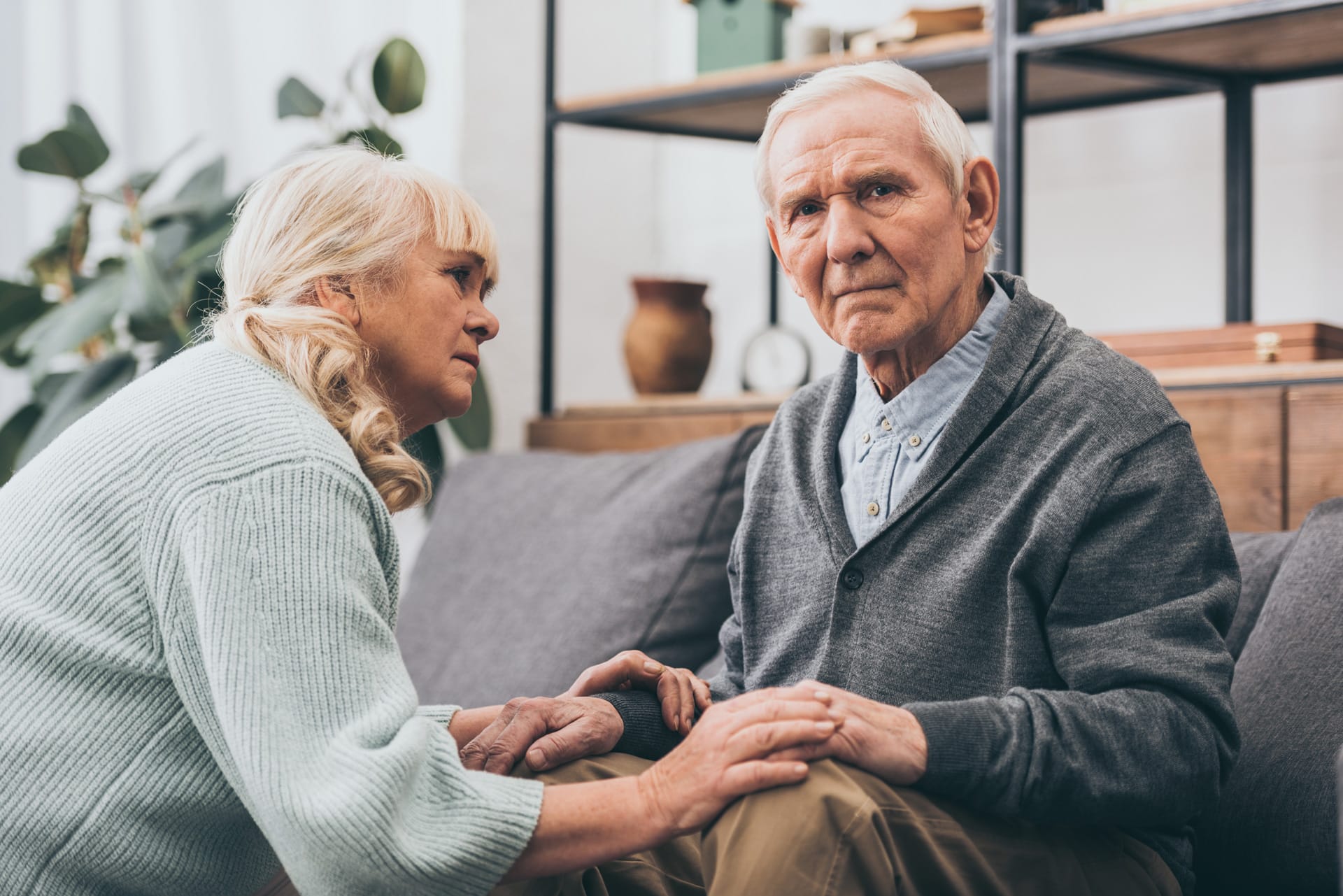 Personne âgée en dépression, réconfortée par sa famille