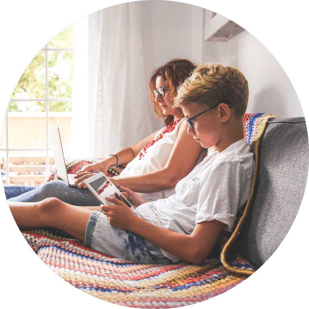 La famille regarde fixement les écrans au lieu de passer du temps ensemble