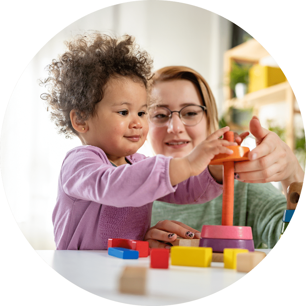 Mère et fille jouent joyeusement avec des jouets en bois